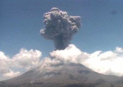 G17061315.JPG MÉXICO, D.F.- Volcano/Volcán-Popocatépetl.-  El volcán Popocatépetl registró una explosión a las 13:23 horas, que generó una columna eruptiva de ceniza de más de 4 kilómetros de altura y lanzó fragmentos incandescentes a distancias de hasta