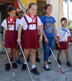 Niños con visión baja o limitada pertenecientes a la Escuela para ciegos y débiles visuales Antonio Suárez Domínguez, reciben atención integral para su desarrollo, en el aniversario 50 de la Educación Especial,  en Camagüey el 2 de diciembre de 2011. AIN FOTO/ Rodolfo BLANCO CUE