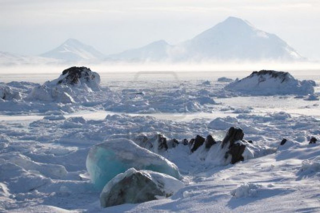 11208012-artico-paisaje-de-invierno--de-hielo-en-el-fiordo-congelado