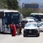 Normalistas de Ayotzinapa bloquean la Autopista del Sol