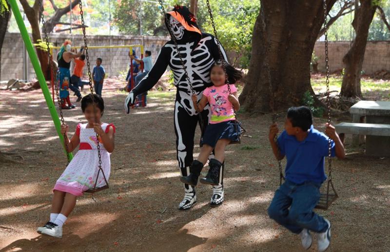 Niñas y niños de Casa Hogar Infantil del DIF Chiapas recibieron a  luchadores de la Triple A