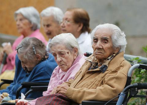 Soledad y pobreza acechan a los ancianos en México: UNAM