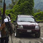 SAN MIGUEL DE AQUILA, MICHOACÁN, 29JULIO2013.- La cabecera municipal de Aquila se encuentra bajo la seguridad de los más de 100 Policías Comunitarios que se encuentran apostados en las entradas y en la sierra que rodea a este pequeño pueblo Nahua de la costa-sierra  de Michoacán, "Somos comuneros e hijos de comuneros del municipio; ya estamos hartos de la delincuencia organizada que opera en la región, vimos lo que hicieron los municipios vecinos de Tierra Caliente, por eso también nosotros nos organizamos; ya no aguantamos más solo nos vienen a robar, no dejaremos las armas ni permitiremos que vuelvan a entrar a nuestro pueblo, al contrario nos vamos a expandir con nuestras comunidades vecinas y no declinaremos hasta erradicar a todas esas lacras que no trabajan pero si vienen a cobrar plaza intimidándonos con la amenaza de asesinarnos si no pagamos la respectiva cuota. No confiamos en instituciones se seguridad, queremos que vengan Marinos y Policías Federales a que nos apoyen a limpiar nuestro municipio de crimen organizado" así indico en entrevista el secretario de la autodefensa de Aquila. FOTO: ALAN ORTEGA /CUARTOSCURO.COM