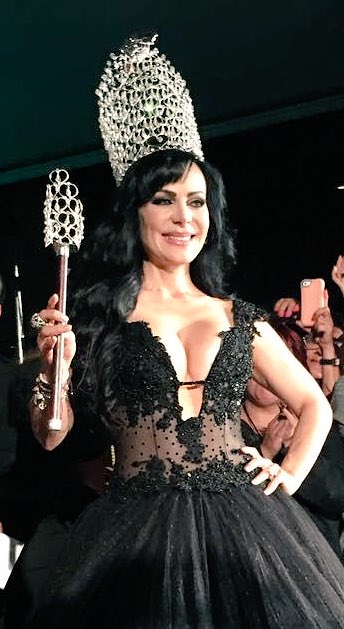 Coronan a Maribel Guardia como la reina del baile de los periodistas