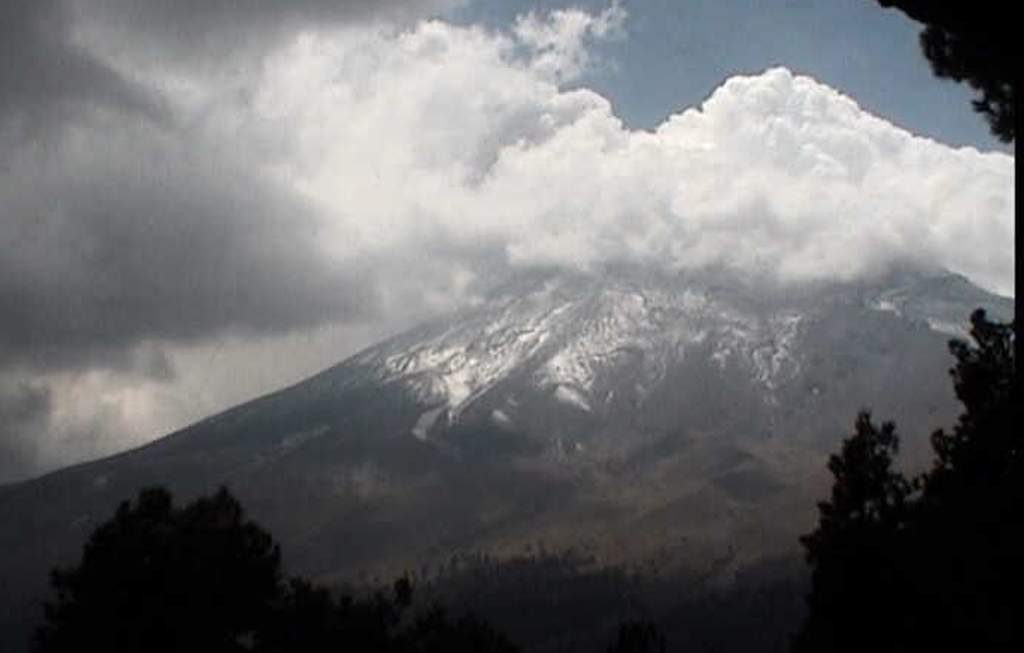 Popocatépetl registró 77 exhalaciones