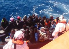 España rescata a 102 inmigrantes