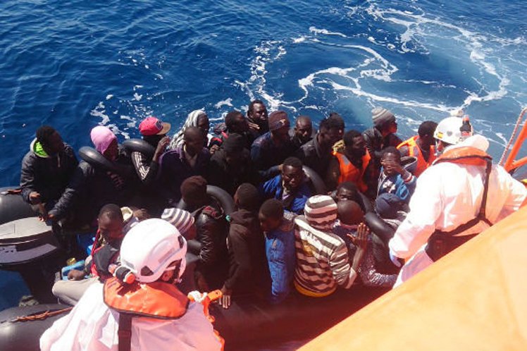 España rescata a 102 inmigrantes