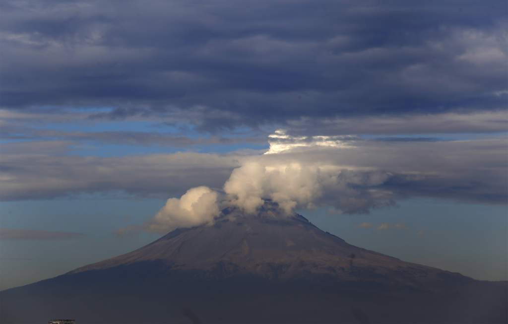 Volcán Popocatépetl emite exhalación