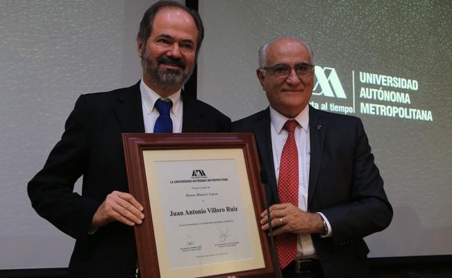 Juan Villoro recibe el Doctorado Honoris Causa