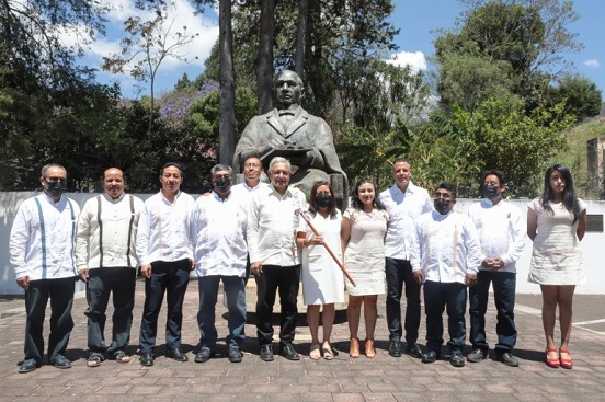 AMLO rinde homenaje a Benito Juárez