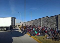 Retienen a 168 migrantes hacinados en un camión-trailer