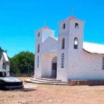 Terror en una iglesia: sicarios desatan una balacera, decapitan a un hombre e incendian una camioneta