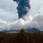 Furioso el Popocatépetl; lanza fumarola de dos mil metros