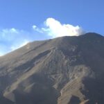 Emite 27 exhalaciones el Popocatépetl; siguen casos de rinitis por caída de ceniza