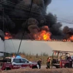 Incendio arrasa fábrica de veladoras en San Martín Texmelucan, Puebla