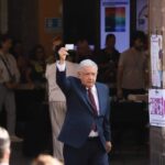 Ejerce AMLO el derecho al voto en los comicios más grandes de la historia de México
