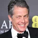 Desde Londres el gran Hugh Grant de típicas habilidades humorísticas