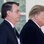 MRX03. WASHINGTON (ESTADOS UNIDOS), 19/03/2019.- El presidente de Estados Unidos, Donald Trump (d), camina junto a su homólogo brasileño, Jair Bolsonaro (i), tras la rueda de prensa conjunta celebrada en la Casa Blanca entre ambos mandatarios, este martes en Washington (Estados Unidos). Trump aseguró que se siente "honrado" por las comparaciones con Bolsonaro y afirmó que evaluará "muy en serio" la idea de dar a Brasil privilegios militares similares a los que reciben los aliados estadounidenses miembros de la OTAN. EFE/ Michael Reynolds